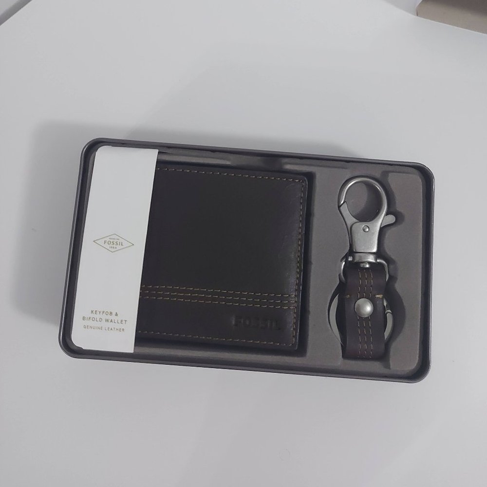 NWT Fossil Kyle Wallet & Key Fob Giftset